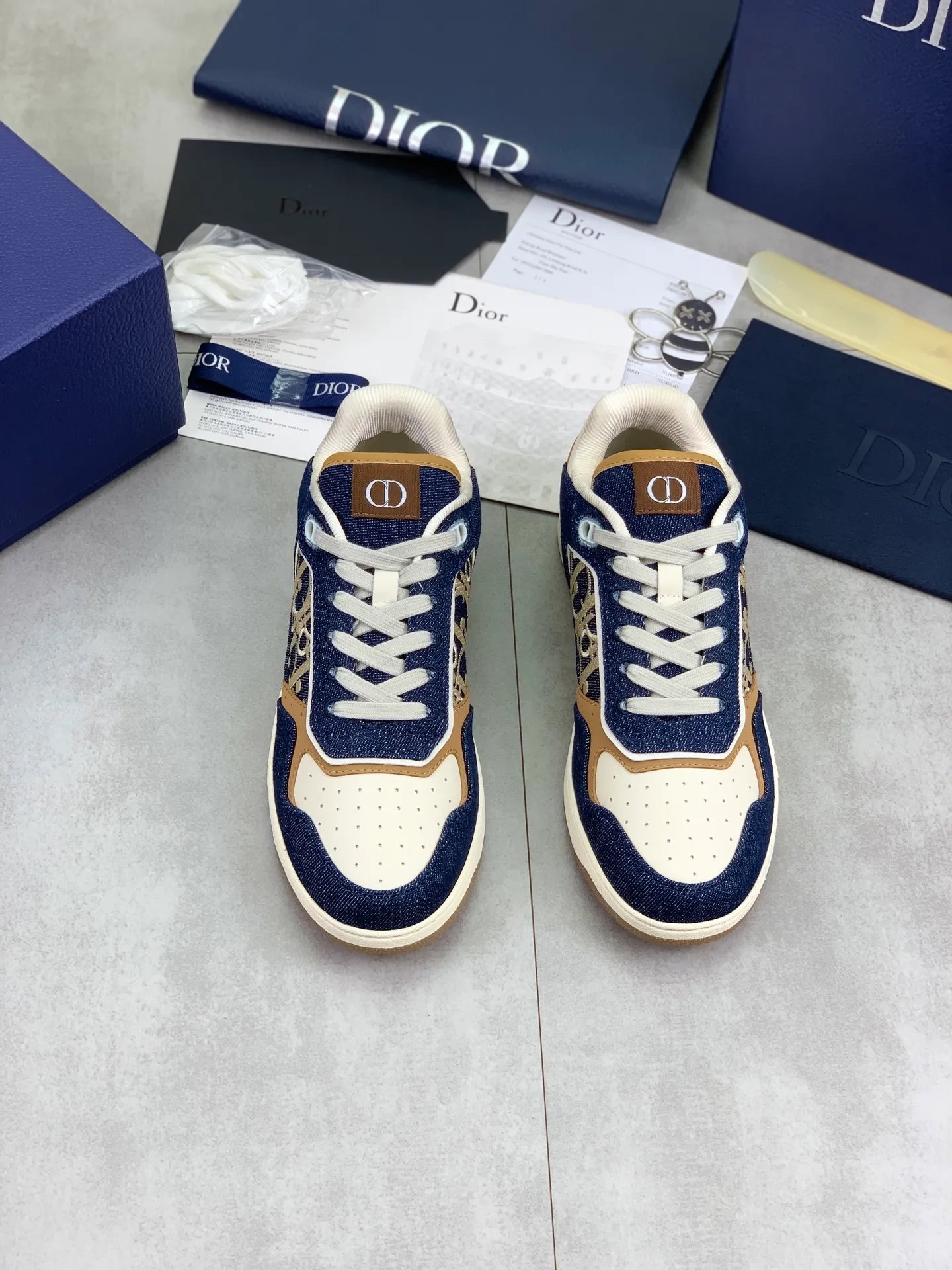 Factory price P760💰💎Top quality💎Dior couple's sneakers Top high-end version Purchasing quality Original development Dior spring and summer new B27 couple's sneakers are new products in the series, (Dior) B27 sneakers, original version 15560💰Purchased New presbyopic sneakers in early spring A favorite among major celebrities and Internet celebrities. The on-foot effect is very nice B27 sneakers made by Italian craftsmen The layers are distinct and have a unique three-dimensional effect🌟 showing a modern and elegant style, comparable to Dior  A classic style from Dior. Crafted from smooth black calf leather with beige and black Oblique print panels on the sides. The "CD Icon" shaped shoelace eyelets are clever and delicate, and the two-color rubber sole, rear collar and heel are all equipped with the brand's iconic details to enhance the style. Oblique printed straps at the ankle allow for an adjustable fit to complement the overall design. Fashionable and versatile, it can complement any look.                        Imported silk cowhide stitching with D embroidery printing; multi-color 🉑️Choose TPU outsole Size: women's 35-40 men's: 38-46 (men's 38, 45, 46 sizes are custom-made, non-refundable and non-exchangeable)